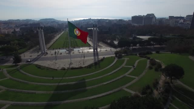 Bandera-de-Portugal-en-el-Parque-Eduardo-VII,-Lisboa,-Portugal