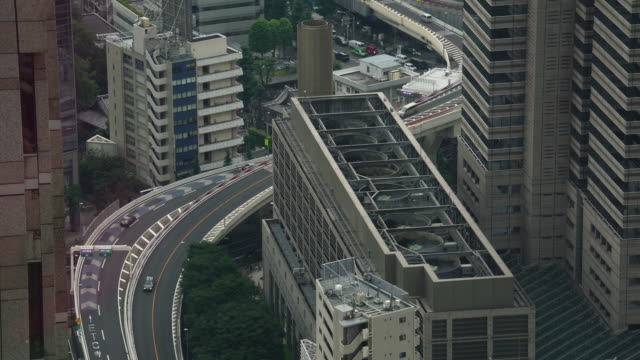 Tokyo-Stadt-Autobahn-Straße-neben-Wolkenkratzern-Stadtbild-Bauten-von-oben-gesehen
