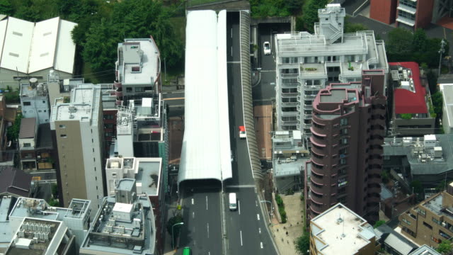Tokyo-Tunnelstraße-viel-befahrenen-Autobahn-zwischen-den-Gebäuden-aus-Vogelperspektive-gesehen