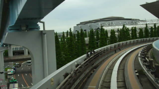 Zug-durch-moderne-Olympische-Businesscenter-in-Tokio-Japan
