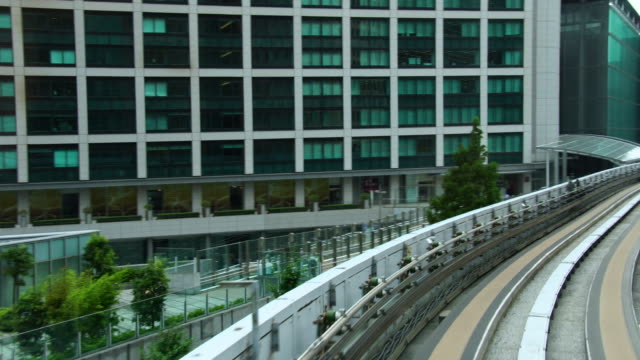 Tren-de-alta-velocidad-modernos-pasando-olímpico-centro-de-negocios-de-rascacielos-en-Tokio-Japón