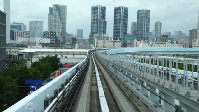Modernas-de-alta-velocidad-tren-conduciendo-en-el-Centro-Olímpico-de-negocios-de-rascacielos-en-Tokio-Japón