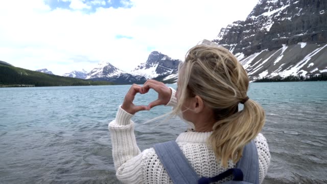 Naturaleza-amorosa-de-la-mujer-alegre,-Parque-Nacional-de-Banff,-Canadá---4K