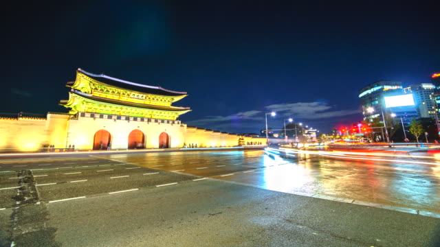 4K,-Time-lapse--Gyeongbokgung-palace-in-Seoul-city-and-traffic-at-night-of-South-korea