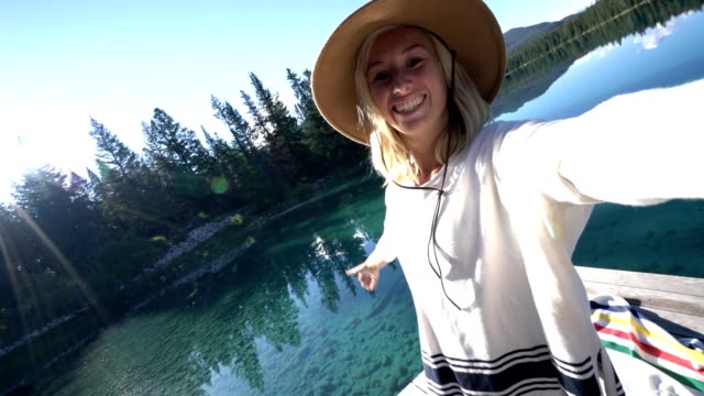 Frau-Selfie-Pov-von-Alpensee-in-den-Kanadier-rockies