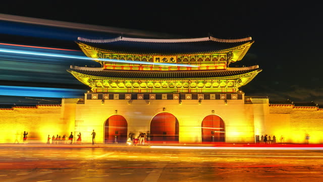 Lapso-de-tiempo-de-4K-del-Palacio-Gyeongbokgung-y-tráfico-en-Seúl-de-Corea