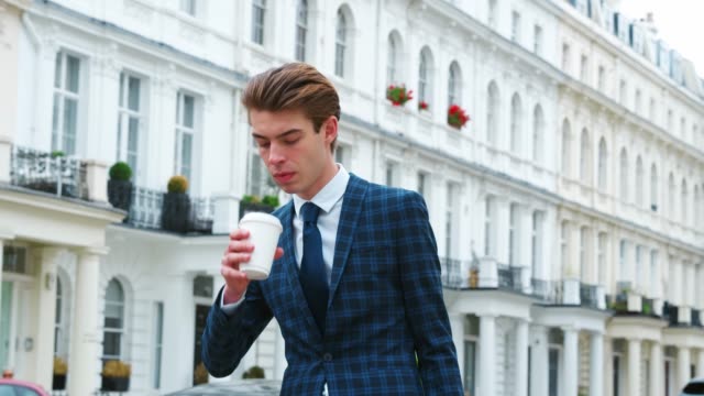 Stilvolle-junge-Mann-tragenden-Kaffee-stehen-auf-Stadt-Straße