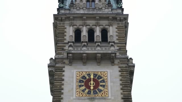 Hamburg-City-Hall-Rathaus-clock-tower-on-a-cloudy-day
