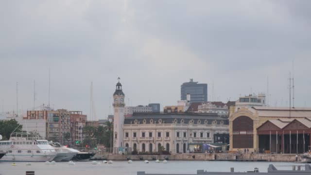 Port-Authority-Gebäude-mit-Uhrturm-im-Hafen-von-Valencia,-Spanien