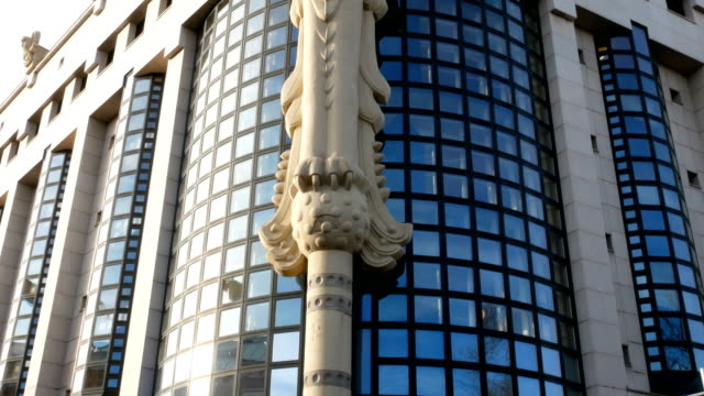 detalle-de-la-estatua-del-búho-que-representa-a-la-Universidad,-Viena-Austria