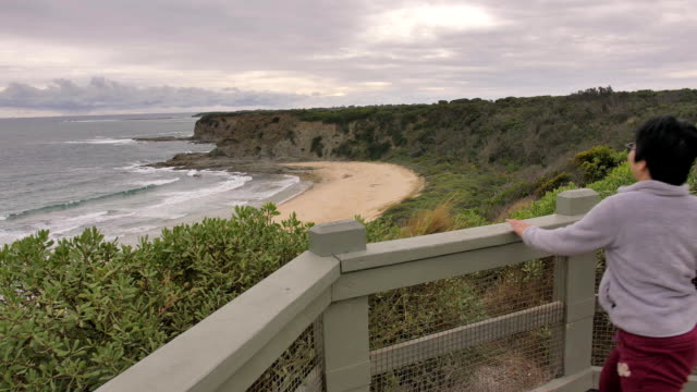 Frau-auf-australischen-Strand-Landschaft-genießen