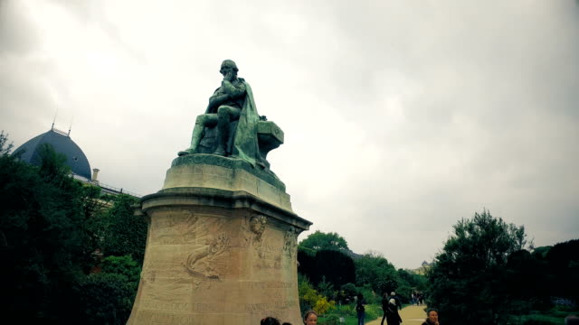 Statue-von-Jean-Baptiste-Lamarck-im-Jardin-des-Plantes,-Paris