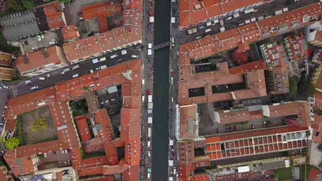 Italien-Tag-Zeit-Mailand-Stadtleben-Block-Dächer-Verkehr-Straße-Antenne-down-Ansicht-4k