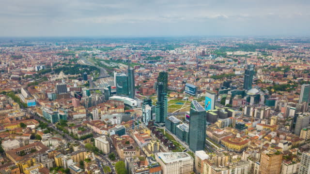 panorama-aéreo-centro-ciudad-de-Milán-día-soleado-4-tiempo-k-caer-Italia