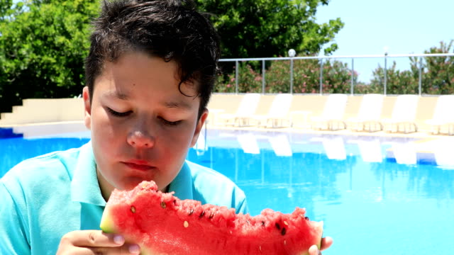 Kleiner-Junge-Wassermelone-Essen