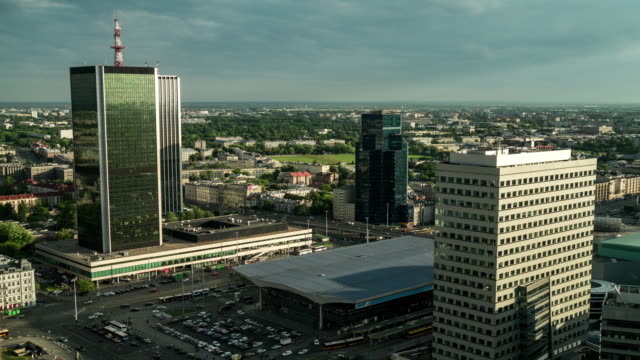 Centro-del-soleado-tiempo-lapso-de-la-ciudad-de-Varsovia-y-la-estación-central