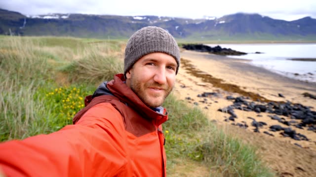 4K-Selfie-retrato-de-hombre-de-turista-en-la-situación-de-Islandia-en-la-playa