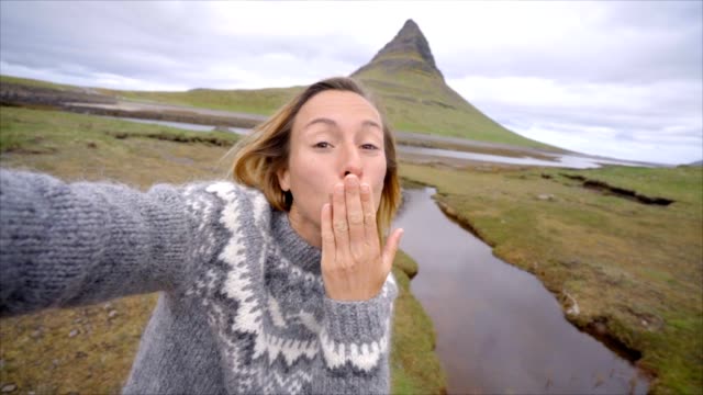 Cámara-lenta-Selfie-retrato-de-mujer-beso-soplado-turista-en-Islandia-en-Kirkjufell-montaña