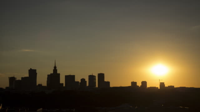 Zeitraffer-Sonnenuntergang-und-Skyline-in-Warschau