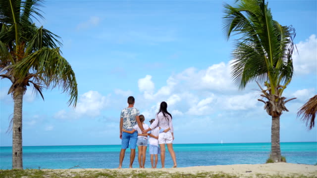 Padres-con-dos-niños-disfrutan-de-sus-vacaciones-en-la-isla-de-Antigua