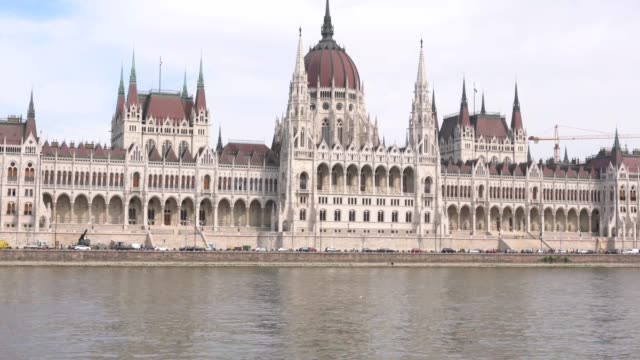 Die-ungarischen-Parlamentsgebäude-Landschaft-mit-Sightseeing-Schiff-auf-der-Donau-in-Budapest,-Ungarn-am-Nachmittag.