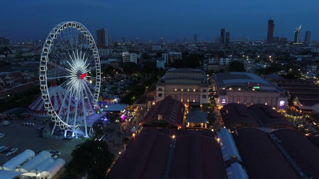 Bangkok,-Tailandia:-Vista-aérea-de-zánganos-en-el-Riverfront-el-Asiatique-y-Chao-Phraya-río-en-la-noche