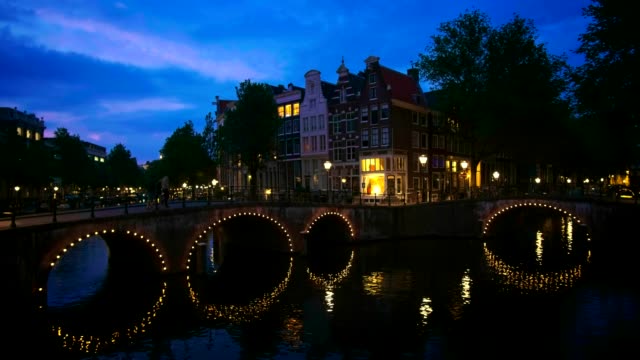 Amterdam-canal,-bridge-and-medieval-houses-in-the-evening
