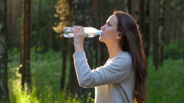 Durstige-Frau-Trinkwasser-aus-Flasche