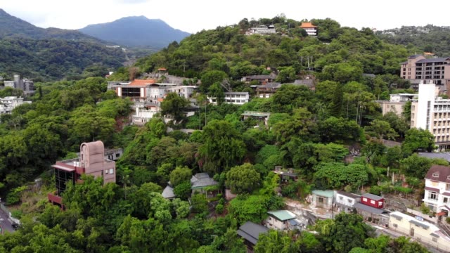 Casas-de-Taipei-escondidos-en-las-montañas