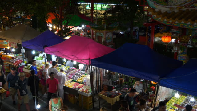 berühmte-Nacht-Zeit-Phuket-Insel-streetfood-Markt-auf-dem-Dach-slow-Motion-Panorama-4k-thailand