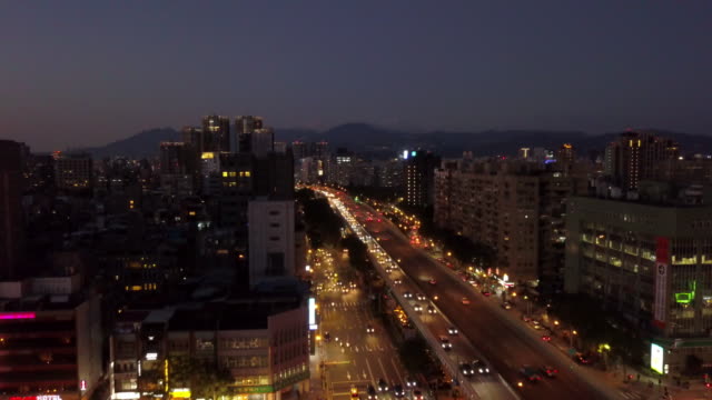 Taiwan-Nacht-beleuchtete-Taipei-Stadt-Verkehr-Straßen-Luftbild-Panorama-4k