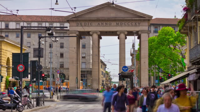 Italien-Sonnentag-Mailand-Stadt-berühmten-Verkehr-Straße-Porta-Ticinese-Panorama-4k-Zeitraffer