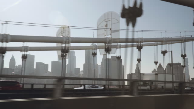 Ein-Blick-auf-Lower-Manhattan-Skyline-gefilmt-am-Nachmittag-von-der-Uber-Taxi-Auto-fahren-auf-dem-östlichen-Teil-der-Brücke-über-den-East-River-in-New-York,-Vereinigte-Staaten-von-Amerika