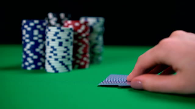 Viel-Glück-Pokerhand,-Spieler,-Asse,-Gewinner,-erfolgreiche-Strategie.-Texas-holdem