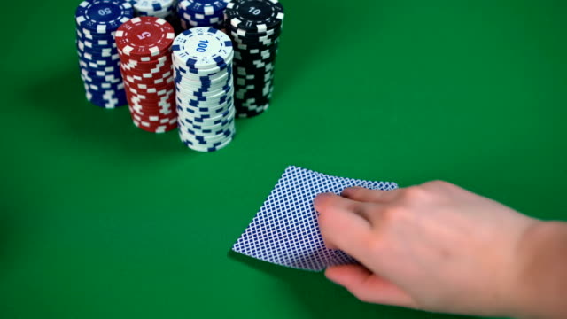 Royal-Flush-Poker-Karten,-Showdown,-Spieler-zeigen-Gewinnhand,-Sieg