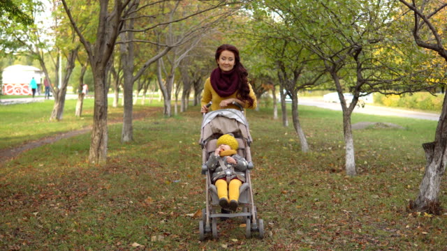 Familie-im-sonnigen-Herbst-park