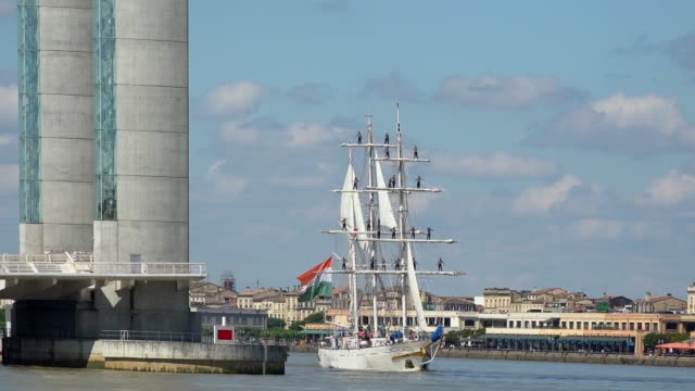 Segler-auf-den-Masten-der-eine-alte-Giebel-auf-der-Abfahrt-aus-dem-Hafen-von-Bordeaux
