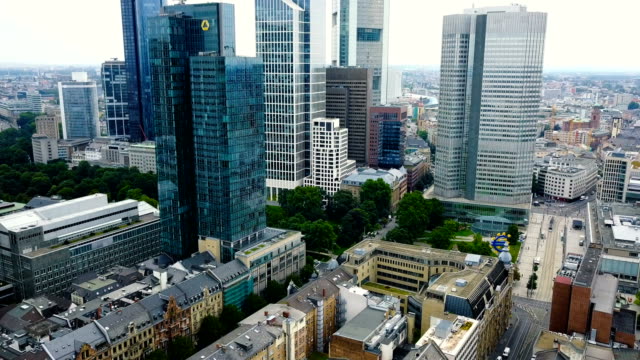 Luftaufnahme-der-Business-Area-in-der-Frankfurter-City-mit-Wolkenkratzern
