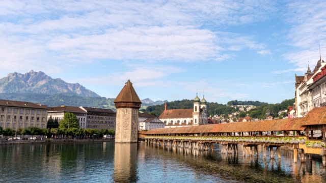 Lucerna-ciudad-horizonte-timelapse-en-el-puente-de-la-capilla,-Lucerna-(Luzern),-lapso-de-tiempo-de-4K-de-Suiza