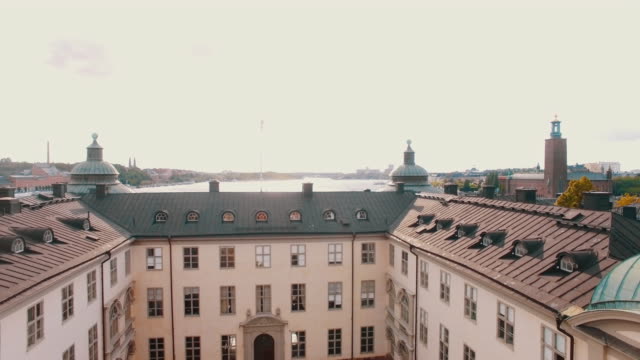 Luftaufnahme-der-Stadt-Stockholm,-Schweden.-Fliegen-Sie-über-Gebäude,-Rathaus-im-Hintergrund