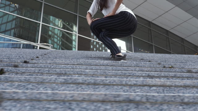 Junge-Frau-tanzt-auf-den-Stufen-eines-Gesellschafts-Gebäude-2