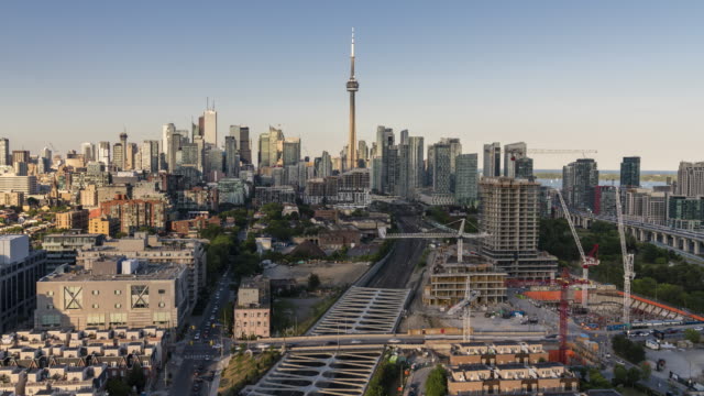 Moderne-Stadt-Skyline-im-Stadtzentrum-gelegenes-Toronto-Wolken