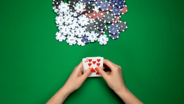 Royal-Flush-Kombination-im-Poker-Spieler-gewinnen,-Strategie,-Glücksspiel,-Ansicht-von-oben