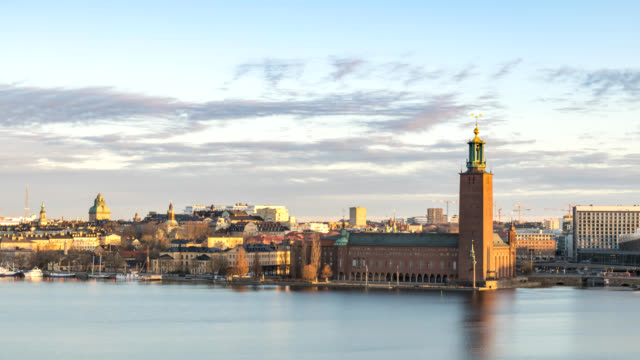 Lapso-de-tiempo-Stockholm-Suecia-4K,-timelapse-del-skyline-de-ciudad-en-el-Ayuntamiento