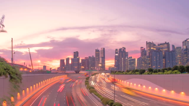 Zeitraffer-Clip-von-Singapur-Stadtverkehr-entlang-der-Autobahn-bei-Sonnenuntergang
