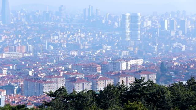 Nebel-über-Hochhäuser-und-Häuser-in-Istanbul-Türkei,-urban-Umweltkatastrophe