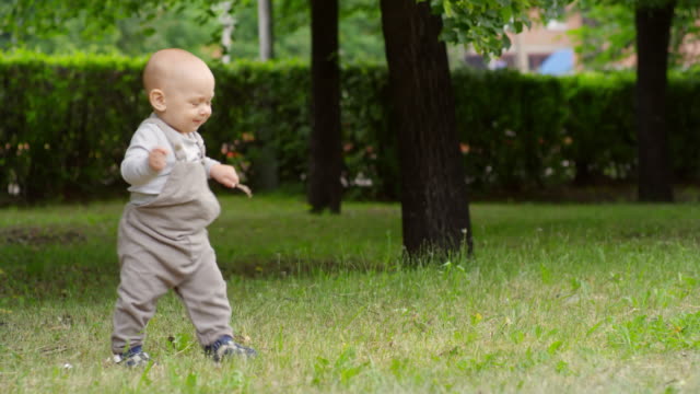 Niño-bebé-primeros-pasos-en-el-Parque