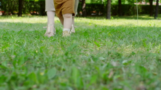 Beine-Baby-lernen,-zu-Fuß
