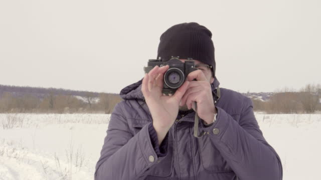 Fotograf-schießt-auf-eine-Vintage-Kamera