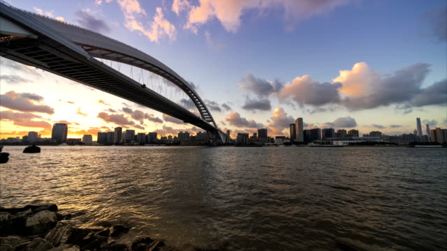 Lapso-de-tiempo-de-4K---puente-moderno-en-Shanghai-China-(puente-de-LuPu)